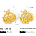 Vue détaillée de boucles d'oreilles dorées avec motifs étoile de mer, coquillages et mesures - Boucles d'Oreilles Clous Étoile de Mer Coquillage (NB-E1645)