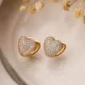 Luxuriöse herzförmige vergoldete Ohrringe mit Zirkonia-Besatz auf einem Goldtablett - Vergoldetes Kupfer/Zirkonia / Gold - Herz-Stil