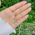 Collana dorata tema viaggio con ciondoli macchina fotografica e valigia sulla mano - Bagaglio