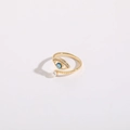 Detalle de anillo ojo turco bañado en oro 14K con esmalte, circonitas y una perla - Estilo Perla Ojo