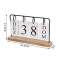 Dettaglio del calendario da tavolo nordico in legno con misure di 26,9cm su sfondo bianco - Nero