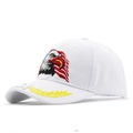 Detalle del bordado del águila y bandera USA en gorra blanca con espigas de trigo doradas - Blanco