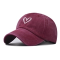 Cappellino da baseball vintage bordeaux in cotone lavato con ricamo a cuore bianco - Regolabile / Cuore Rosso Vino