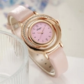 Nahaufnahme der rosa Lederuhr mit goldener, strassbesetzter Lünette und Duaga-Zifferblatt - Rosa Uhr