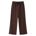 Detail der dunkelbraunen Wide-Leg-Jogginghose mit elastischem Bund und weißen Kordelzügen - S / Kaffee-Hose
