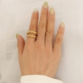 Schicker doppellagiger goldener Ring mit gehämmerter Folientextur an der Hand - US 6 / Gold
