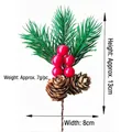 Detailansicht eines 13 cm großen Weihnachts-Pinienzweigs mit roten Beeren und Tannenzapfen - 13cm 3 Nadeln 5 Beeren 2 Zapfen