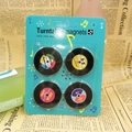 Set di 4 magneti da frigo vintage a forma di disco in vinile su sfondo di giornal - Disco in vinile