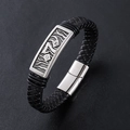 Pulsera minimalista de cuero trenzado negro para hombre con dije plateado grabado - Color Acero