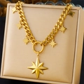 Dettaglio della collana con ciondolo a stella dorata su un cuscino per gioielli beige - Stile Design Stella Ottagonale (N3203)