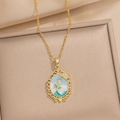 Collana dorata con rosa e farfalla e ciondolo in smalto blu su portagioie - Farfalla Ovale - Blu (A3 Blu)