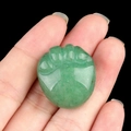 Sculpture en cristal d'aventurine verte en forme de patte de chat tenue à la main - Aventurine Verte