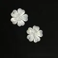 Macrodetail van twee handgesneden witte schelpen bloemen met parelmoerglans - A005-Bloem Met Ronde Blaadjes/20MM