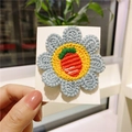 Handgemaakte gebreide blauwe zonnebloem haarspeld met schattig wortel borduurwerk - Grijsblauwe Wortelbloem