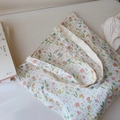 Macro-opname van katoenen shopper met bloemenprint en stoffen label op de tas - Gesneden Bloem Takkenpatroon Witte Basis