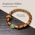 Bracelet en bois de santal avec perles en forme de bambou et perle d'accent en jade vert - Santal Vert 8x10mm Forme de Bambou avec Perle Lumineuse