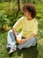Camiseta de algodón puro amarillo para mujer con vaqueros azules en un césped soleado - S / Amarillo claro