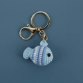 Handgemaakte gehaakte clownvis sleutelhanger in blauw en wit gestreept garen - Blauwe Clownvis