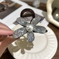 Sparkling black flower hair claw with rhinestones and central pearl in high detail - Claw Clip (8cm) (P4-3#) / Silver
