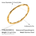 Detailansicht des goldenen Bambus-Armreifs aus Edelstahl mit Maßen und Eigenschaften - Goldener Stil (YYBL023369-G)