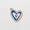 Detalle macro del colgante de corazón de esmalte colorido multicapa con borde dorado - Azul Real + Blanco