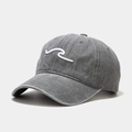 Détail de la broderie vague 3D sur casquette de baseball en toile de coton gris délavé - Réglable / Gris