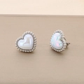 Gros plan de boucles d'oreilles cœur en nacre avec détails de bordure en perles d'argent - Boucles d'oreilles en argent