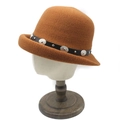 Détail d'un chapeau cloche en tricot caramel avec boucle rétro et sangle en cuir - M (56-58cm) / Couleur caramel