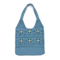 Nahaufnahme der handgestrickten hellblauen Tasche mit Stickerei und Häkelstruktur - Aqua