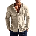 Detalle de camisa de lino beige para hombre con capucha, botones y textura de tela - Caqui Claro