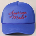 Gedetailleerde macro van het American Made borduursel op de blauwe mesh truckerpet - Koningsblauw