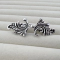 Détail de clips à châle vintage argentés en forme de feuille sur plateau à bijoux gris - Style 16 (Boucle de feuille en spirale d'argent)