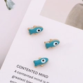 Drie blauwe vissen evil eye bedeltjes voor DIY sieraden op een witte kaart - Meer blauw