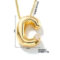 Dettaglio del ciondolo a lettera C dorato 3D con cristallo a stella e dimensioni - Stile Lettera C (N01069-C)
