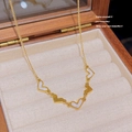 Elegante gouden ketting met vijf parelmoeren hartjes op een sieradendoosje voor dames - Goud