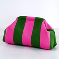 Borsa a nuvola in maglia a righe larghe rosa e verdi dal design minimalista - Borsa a mano in maglia / Righe spesse rosa e verde