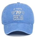 Detalle de una gorra de béisbol de algodón lavado bordada para el 70 cumpleaños - Azul claro