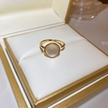 Eleganter vergoldeter verstellbarer offener Ring mit rundem Zirkonia-Stein in einer Box - Vergoldeter Runder Opal-Textur Stil (Stil 4)