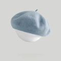Béret classique en laine bleu clair pour femme avec texture douce sur modèle de tête - M (56-58cm) / Rose bonbon
