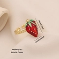 Anello fragola minimalista in oro con smalto rosso e foglie verdi su sfondo beige - 2# Fragola