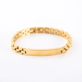 Detail eines goldenen Edelstahlarmbandes mit einer glatten, gravierbaren rechteckigen ID-Platte - Gold