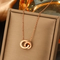 Makroansicht der doppelten Ring-Halskette mit römischen Ziffern in Roségold-Finish - Jm2075-2