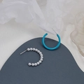 Asymmetric C-shape earrings with white imitation pearls and sky blue enamel finish - Blue White Pearl Asymmetric C Hoop
