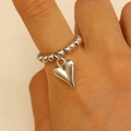 Bague élastique en perles argentées faite main avec pendentif coeur poli en relief - Bague Cœur Argent 12121
