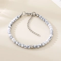 Detalle de cuentas de mármol blanco y cierre de mosquetón plateado en pulsera de piedras - Color Acero Estilo de Mármol Blanco (KB207128-Z)
