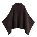 Elegante poncho de punto asimétrico marrón oscuro con cuello alto sobre fondo blanco - S / Marrón Oscuro