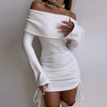 Elegante witte off-shoulder ribgebreide jurk met trekkoordjes en een slanke pasvorm - S / Wit