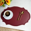 Tovaglietta bordeaux in ecopelle con texture vintage ed eleganti bordi decorativi - Rosso Vino Ecopelle Vintage Ovale