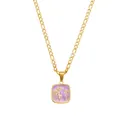 Dettaglio della collana a catena Figaro dorata con pendente floreale viola - Collana Ciondolo Quadrato Floreale Viola (P1025) / 40+5cm / Viola