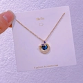 Dettaglio collana a mezzaluna dorata con perla pianeta blu e farfalla viola - Farfalla Mezzaluna Pianeta (XK006)